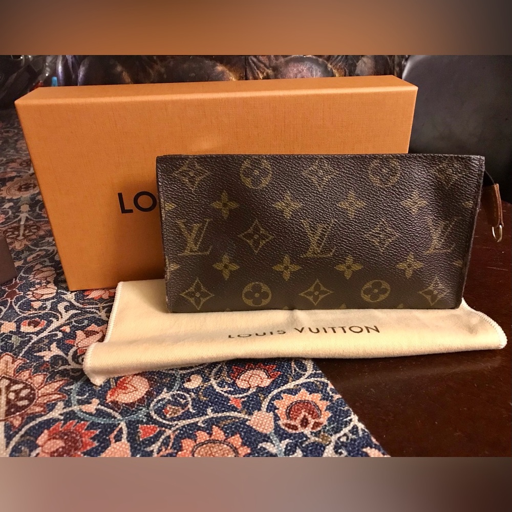 🤗 SOLD 👏🏻👏🏻👏🏻 Louis Vuitton Trousse Wristlet Pouch